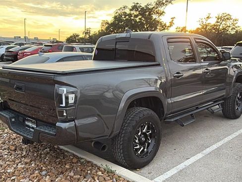 Used 2018 Toyota Tacoma TRD Sport image 7