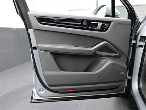 Used 2020 Porsche Cayenne S image 7