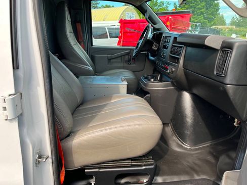 Used 2016 Chevrolet Express 2500 RWD image 20