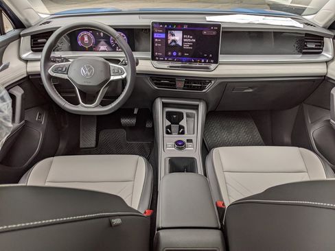 New 2025 Volkswagen Tiguan SE image 12