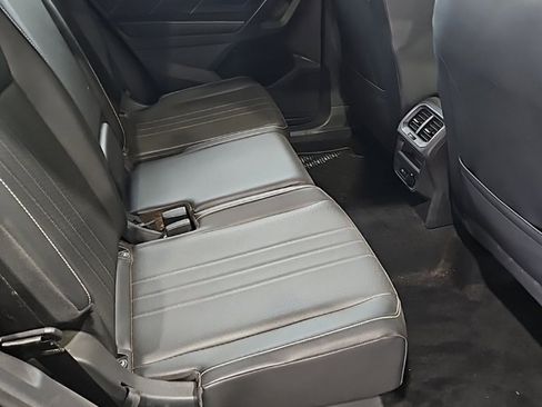 Used 2022 Volkswagen Tiguan SE image 16