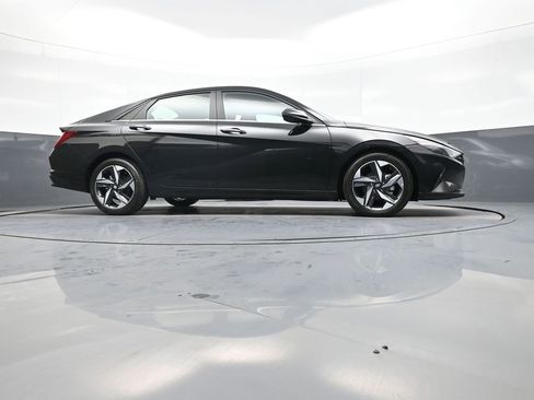 Certified 2023 Hyundai Elantra Limited w/ Preferred Accessory Package image 29