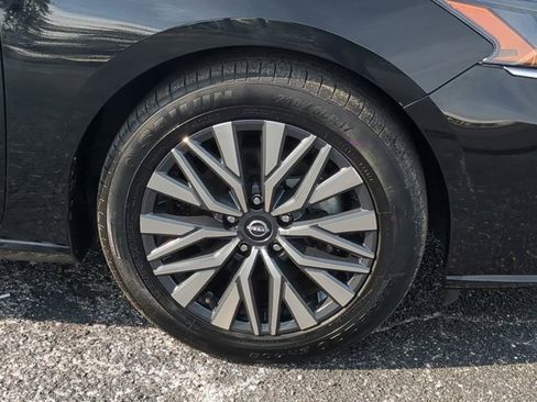 Used 2024 Nissan Altima 2.5 SV image 11