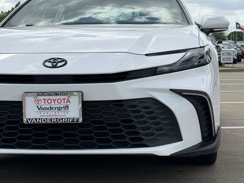 Used 2025 Toyota Camry SE w/ Convenience Package image 9