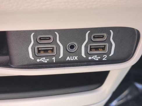 Certified 2023 Chrysler Pacifica Touring-L image 24