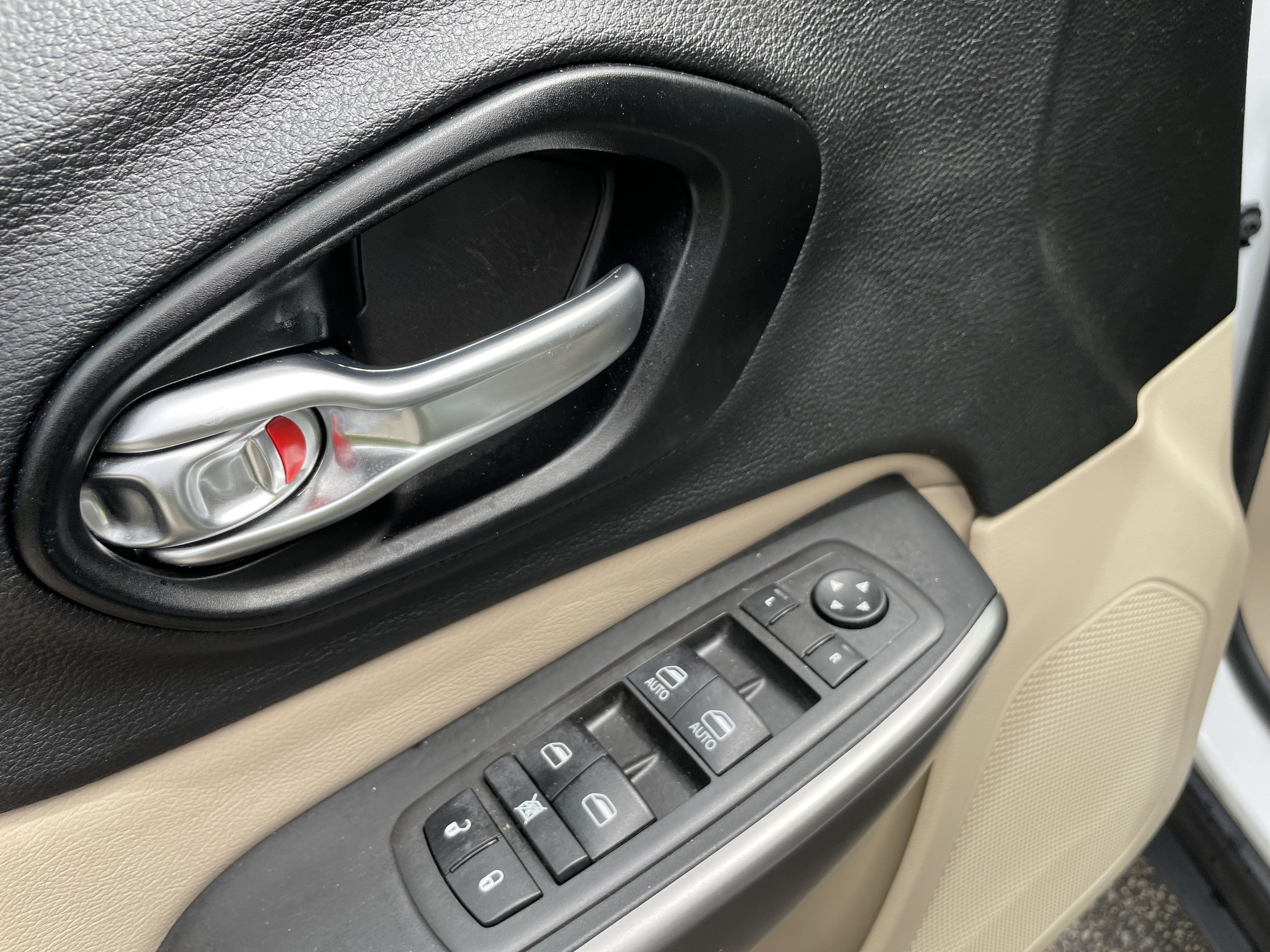 Used 2021 Jeep Cherokee Latitude FWD image 14