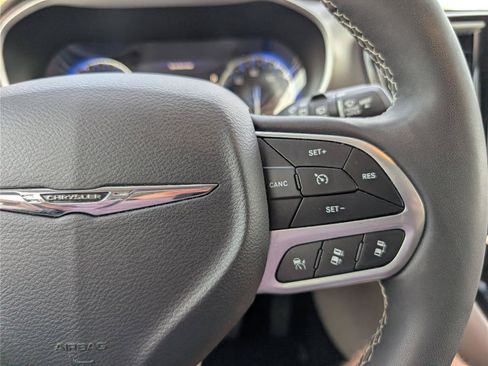 Used 2024 Chrysler Pacifica Touring-L FWD image 24