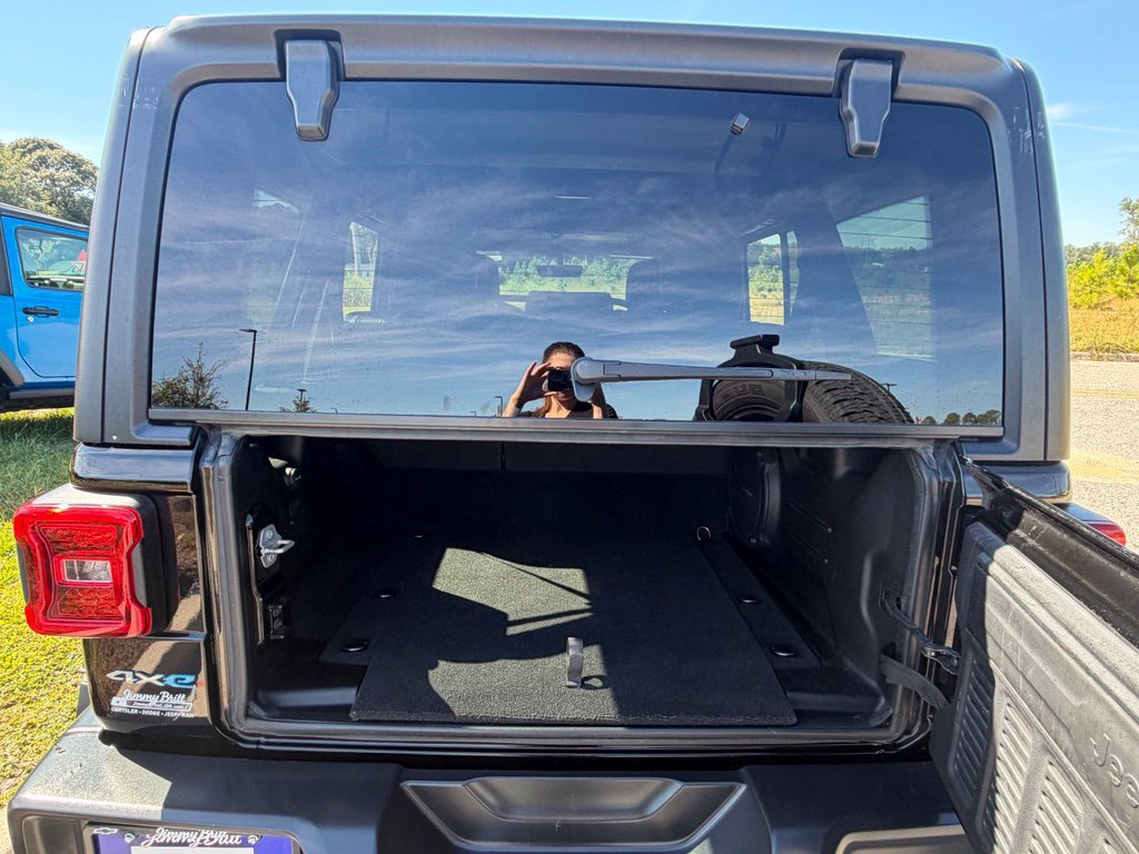 Used 2022 Jeep Wrangler Unlimited Sahara AWD/4WD image 39