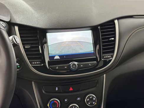 Used 2018 Chevrolet Trax LT w/ LT Convenience Package image 8
