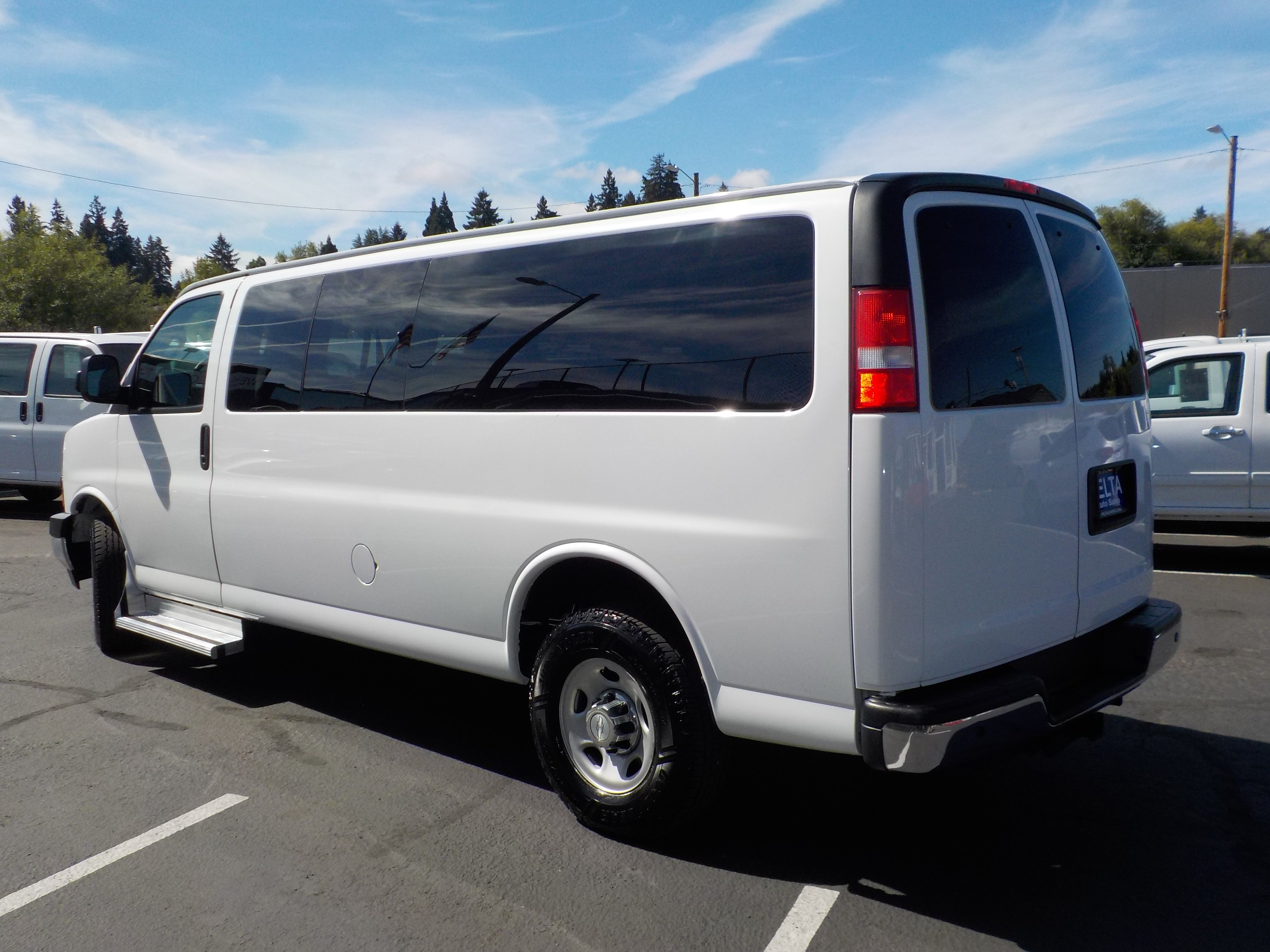 Used 2017 Chevrolet Express 3500 LT w/ LT Preferred Equipment Group RWD image 3