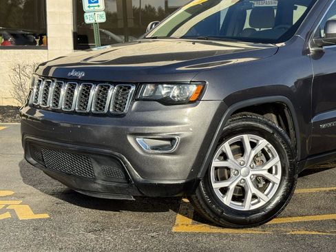 Used 2019 Jeep Grand Cherokee Laredo image 3