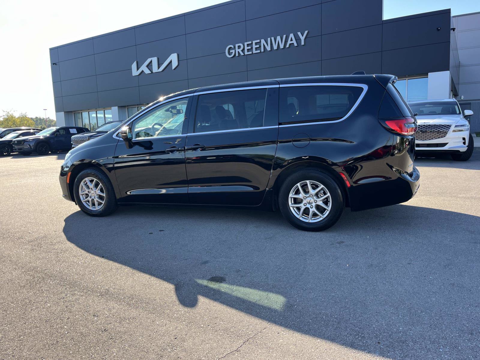 Used 2024 Chrysler Pacifica Touring-L FWD image 6