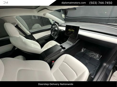 Used 2022 Tesla Model Y Long Range image 15