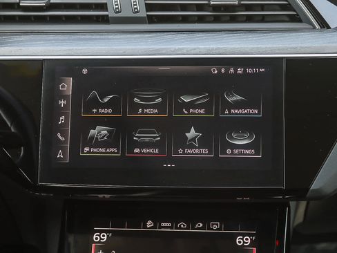 Used 2022 Audi e-tron Premium image 15