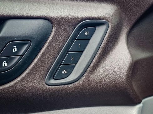 Certified 2023 GMC Acadia SLT w/ Preferred Package image 12