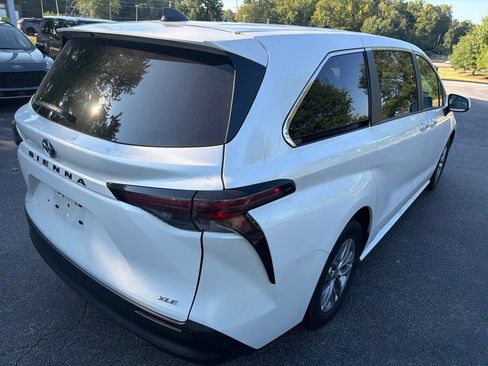 Used 2025 Toyota Sienna XLE FWD image 5