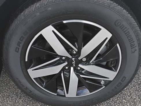 Used 2022 Kia Sorento EX w/ Panoramic Sunroof Package image 12