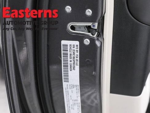 Used 2023 Chrysler Pacifica Touring-L image 37