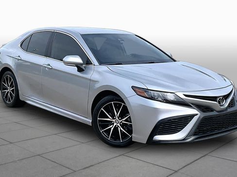 Used 2024 Toyota Camry SE FWD image 3