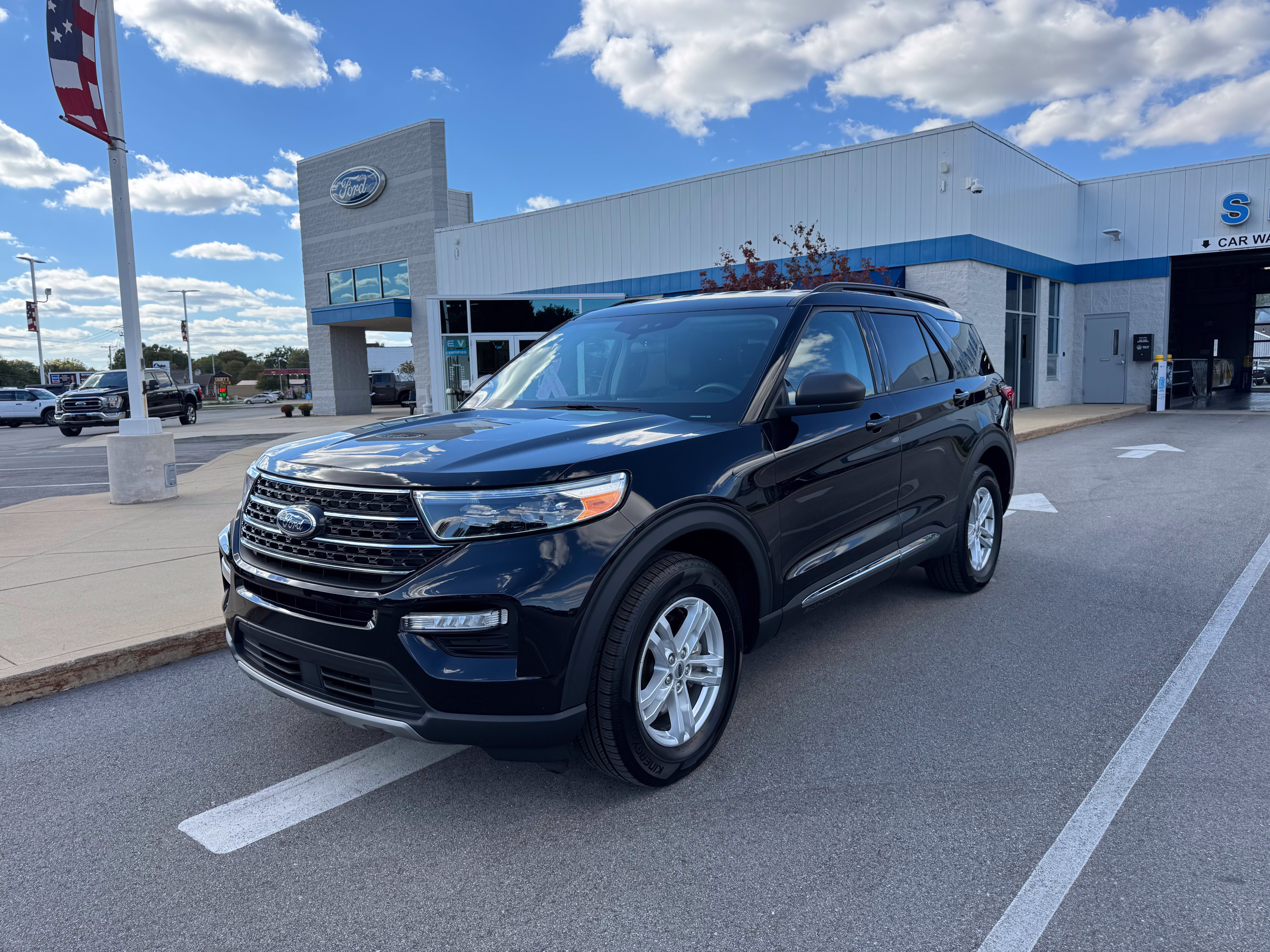 Used 2024 Ford Explorer XLT w/ Equipment Group 202A AWD/4WD image 3