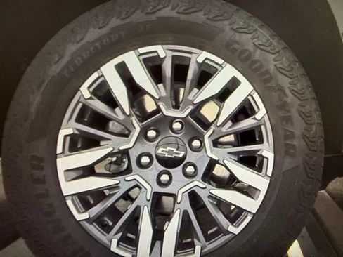 Used 2025 Chevrolet Suburban Z71 AWD/4WD image 16