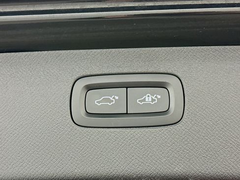 Used 2017 Volvo XC90 T6 Momentum w/ Vision Package image 33