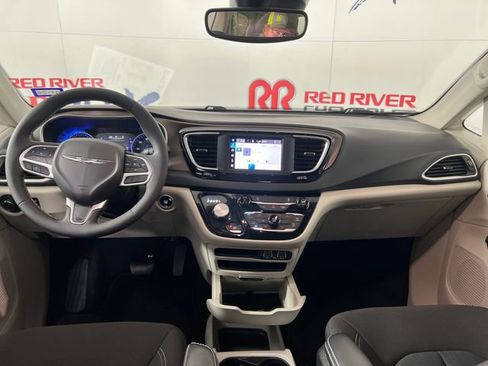 Used 2023 Chrysler Voyager LX image 14