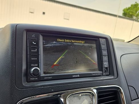 Used 2014 Chrysler Town & Country Touring FWD image 20