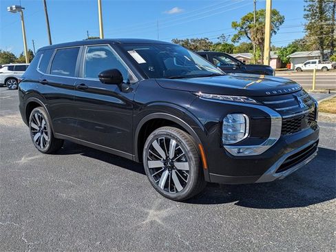 New 2025 Mitsubishi Outlander SE image 3