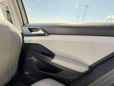 Certified 2024 Volkswagen Taos SE FWD image 21