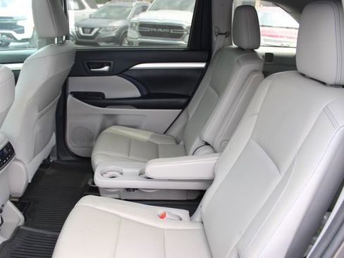 Used 2016 Toyota Highlander XLE FWD image 8