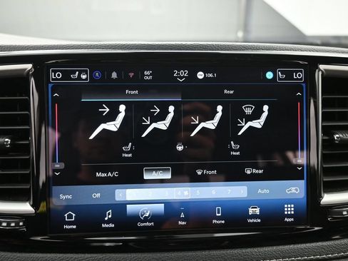 Used 2024 Chrysler Pacifica Limited FWD image 13