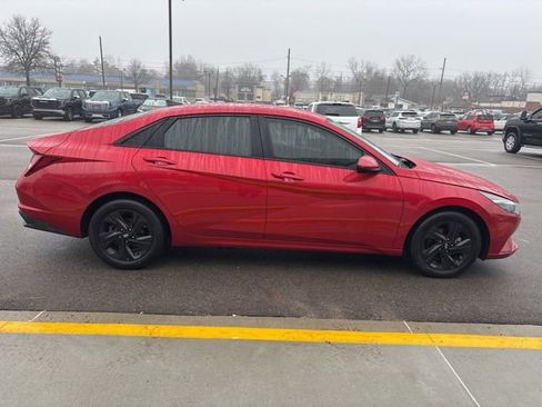 Used 2023 Hyundai Elantra SEL w/ Preferred Accessory Package image 5