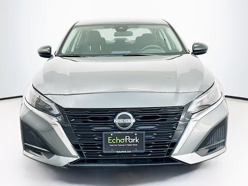 Used 2025 Nissan Altima 2.5 SV FWD image 2