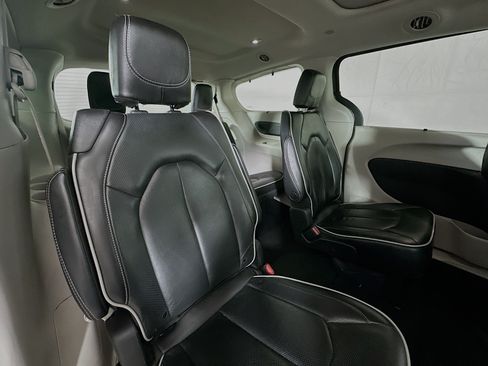 Used 2023 Chrysler Pacifica Limited FWD image 29