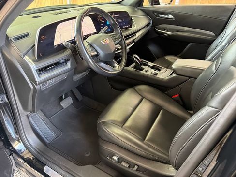 Used 2025 Cadillac XT4 Premium Luxury FWD image 2