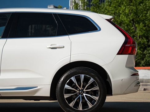 Certified 2023 Volvo XC60 B5 Plus AWD/4WD image 4