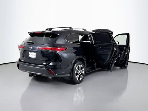Used 2020 Toyota Highlander XLE AWD/4WD image 22