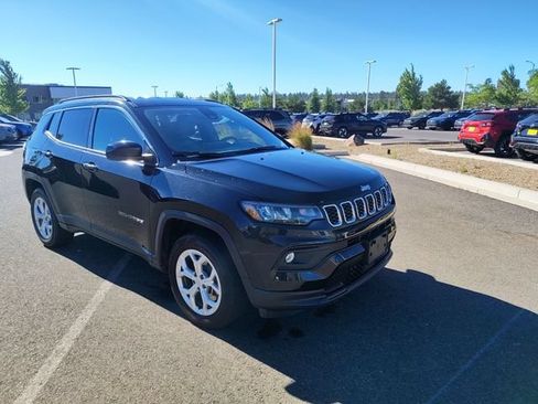 Used 2024 Jeep Compass Latitude AWD/4WD image 1