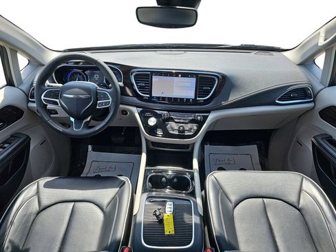 Used 2023 Chrysler Pacifica Limited w/ Uconnect Theater Family Group image 9