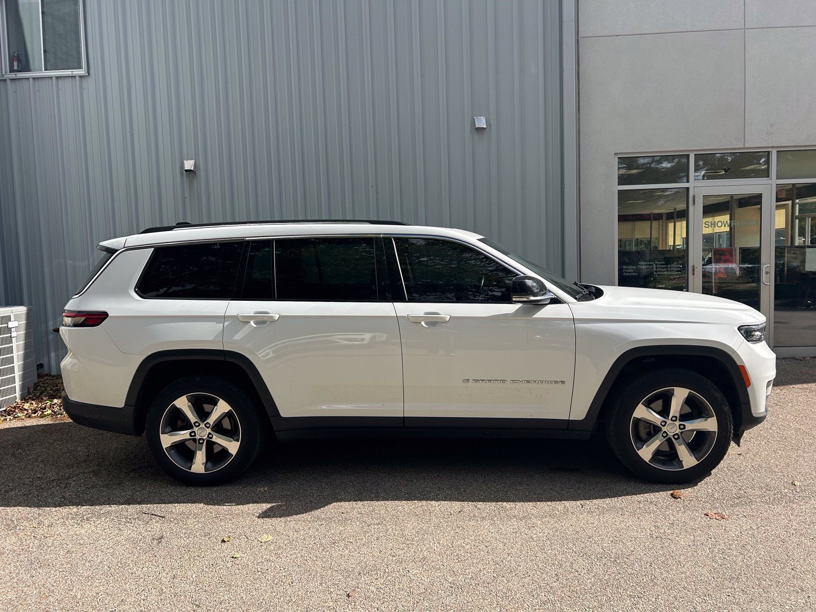 Used 2021 Jeep Grand Cherokee L Limited w/ Trailer Tow Group (B) AWD/4WD image 4