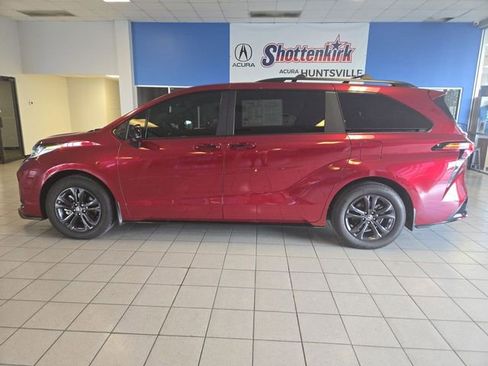 Used 2025 Toyota Sienna XSE w/ XSE Plus Package AWD/4WD image 5