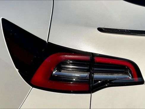 Used 2021 Tesla Model Y Performance image 22