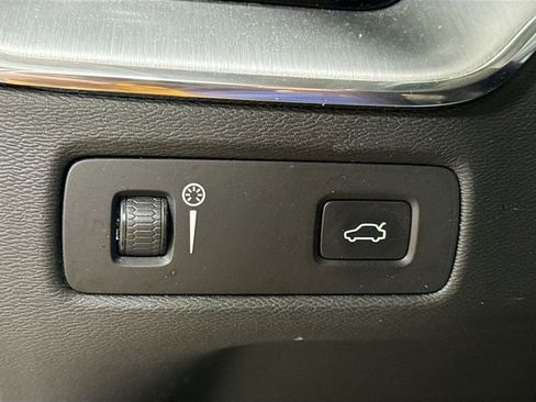 Used 2019 Volvo XC60 T5 Momentum w/ Premium Package image 12