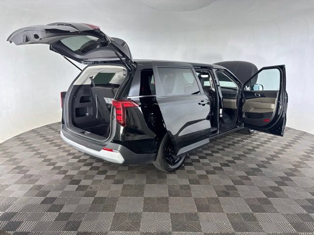 Certified 2025 Kia Carnival FWD image 16