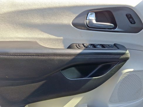 Used 2023 Chrysler Pacifica Touring-L FWD image 12
