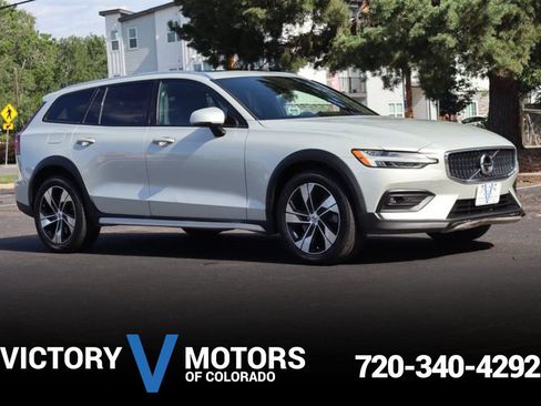 Used 2021 Volvo V60 T5 Cross Country AWD/4WD image 1