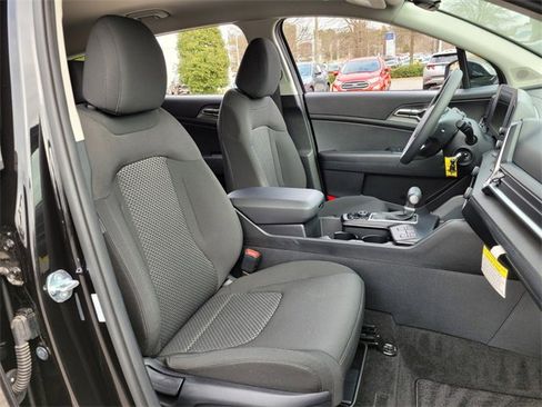 Used 2025 Kia Sportage LX image 17