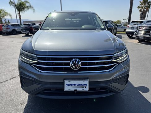 Used 2023 Volkswagen Tiguan SE w/ Panoramic Sunroof Package FWD image 4