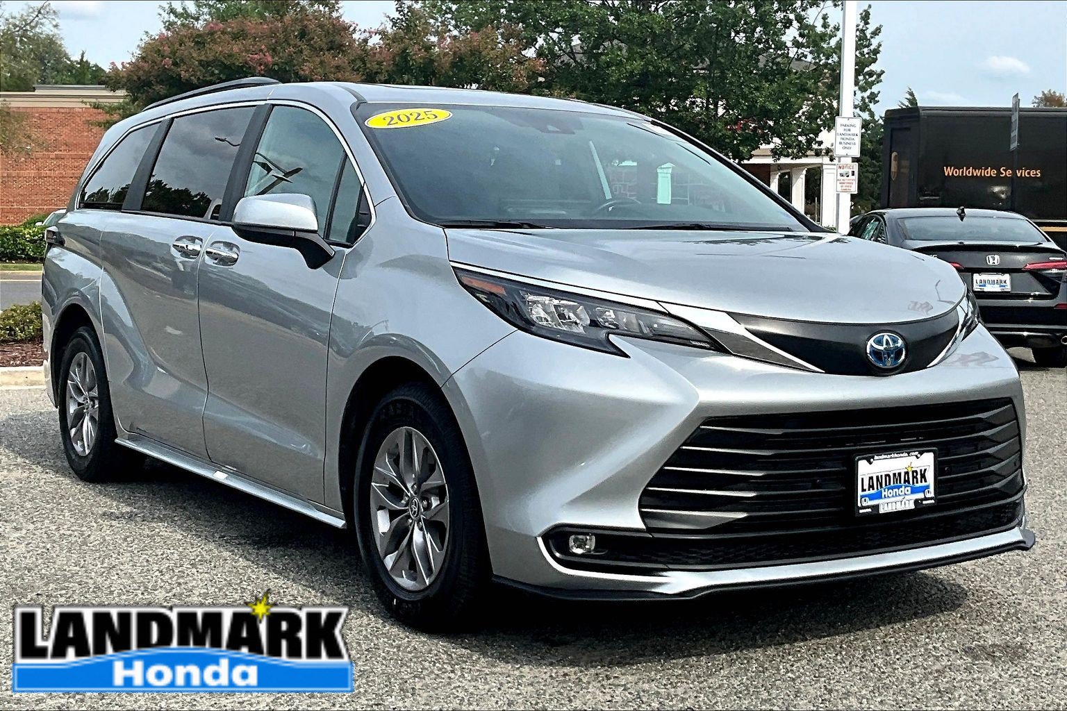 Used 2025 Toyota Sienna XLE FWD image 11